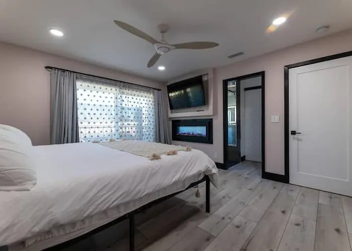 Modern San Pedro Home, Sleeps 12, Hot Tub, Fire Place, Private Parking
