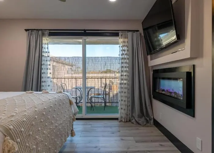 Modern San Pedro Home, Sleeps 12, Hot Tub, Fire Place, Private Parking