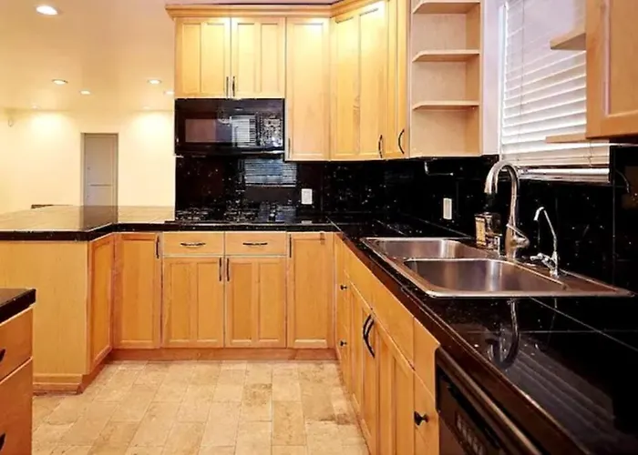 Stylish 4 Bedroom Home Near Venice Beach With Backyard Bbq